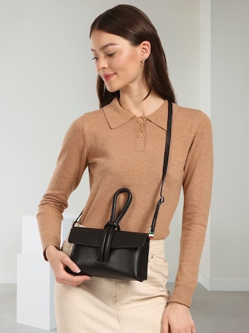 Florence Clutch in Black