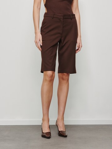RÆRE by Lorena Rae - regular Pantalón en marrón: frente