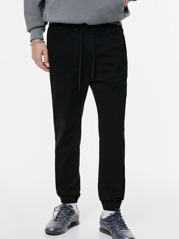 Pull&Bearregular Hlače - crna boja: prednji dio