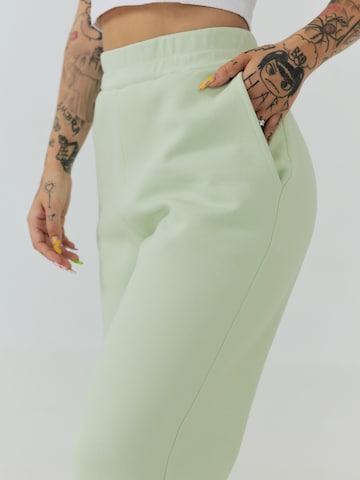 ABOUT YOU x Sharlota Tapered Hose 'Nala' in Grün