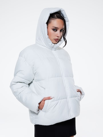 Veste mi-saison 'Marou' SHYX en blanc : devant