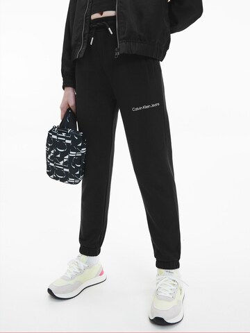 Calvin Klein Jeans Tapered Broek in Zwart: voorkant