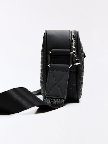 Bershka Skuldertaske i sort