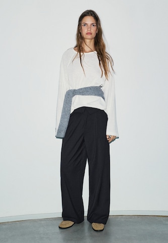 Wide leg Pantaloni cutați de la Pull&Bear pe negru