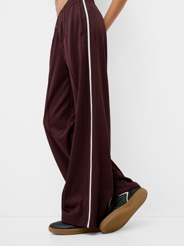 Bershka Wide leg Byxa i brun