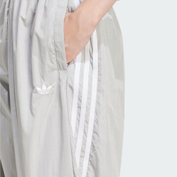 ADIDAS ORIGINALS Loosefit Nadrág 'Adicolor Teamgeist' - szürke