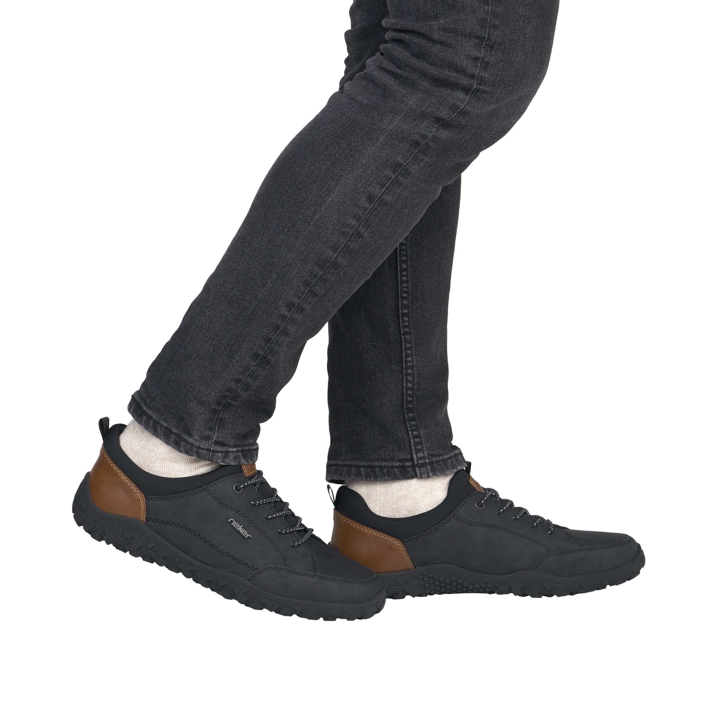 Baskets basses Rieker en noir : devant