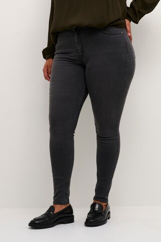 KAFFE CURVE Slimfit Jeans 'Lisa' in Grijs: voorkant