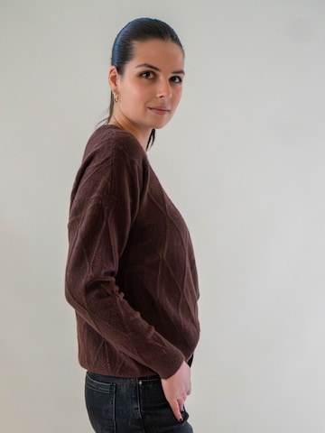 WEARABLE STORIES Pullover 'Manou' in Braun