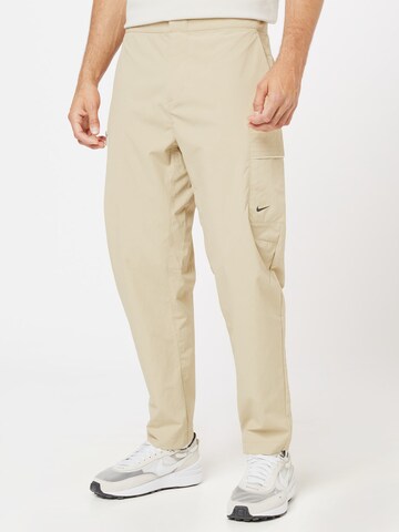 Tapered Pantaloni cu buzunare de la Nike Sportswear pe maro: față