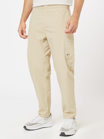 ruda Nike Sportswear Siaurėjantis Laisvo stiliaus kelnės: priekis