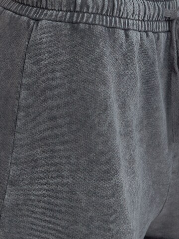 Bershka Normalny krój Spodnie w kolorze szary