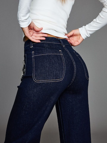 Bershka Szeroka nogawka Jeansy w kolorze niebieski