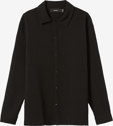 Bershka Regular fit Button Up Shirt in Black: front