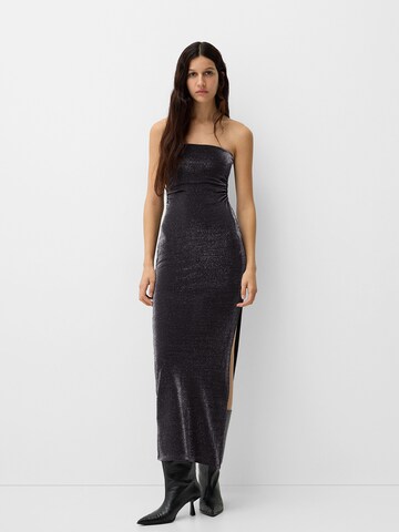 Rochie de la Bershka pe negru: față
