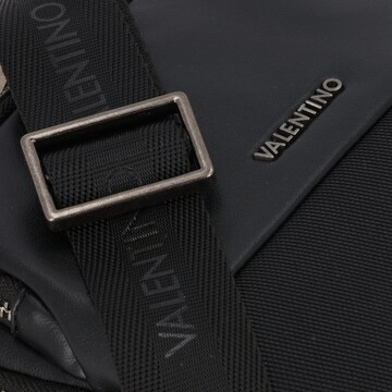 VALENTINO Umhängetasche 'Finix' in Schwarz