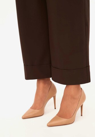 Kazar Pumps in Beige: front