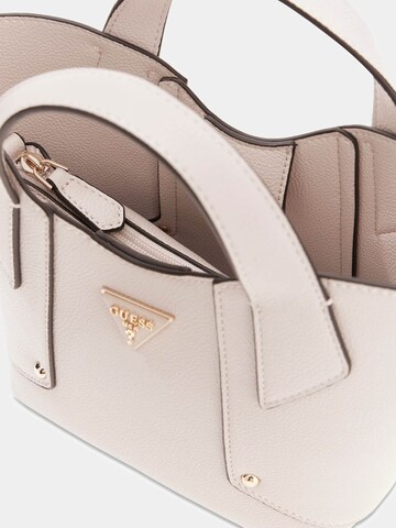 GUESS Handtasche 'Darcy' in Weiß