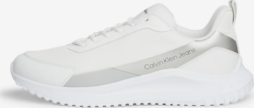 Baskets basses Calvin Klein Jeans en blanc : devant