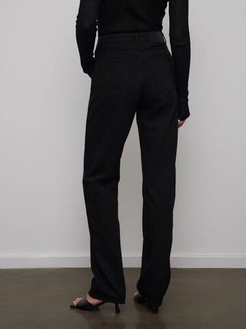 RÆRE by Lorena Rae Tapered Jeans in Black