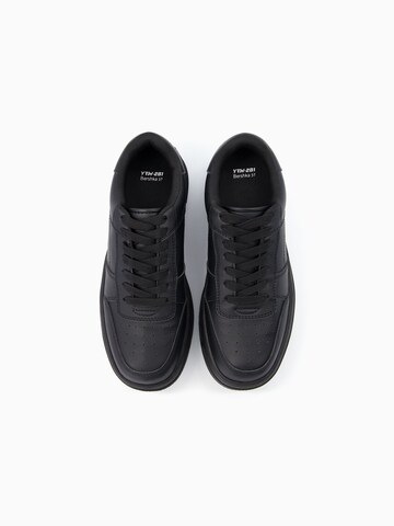 Bershka Sneaker in Schwarz