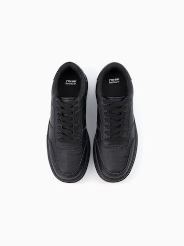 Bershka Rövid szárú sportcipők - fekete