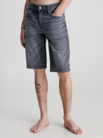 Calvin Klein Jeans Slimfit Shorts in Grau: predná strana