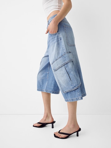 Bershka Zvonové kalhoty Džíny s kapsami – modrá