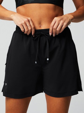 Fabletics Regular Shorts 'The One Short' in Schwarz: Vorderseite