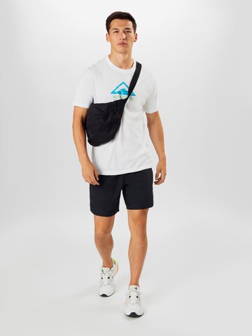 Coupe regular T-Shirt fonctionnel 'Trail' NIKE en blanc