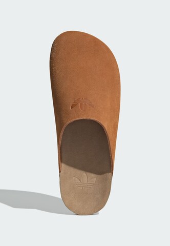 ADIDAS ORIGINALS - Sapato aberto 'Adilette' em castanho