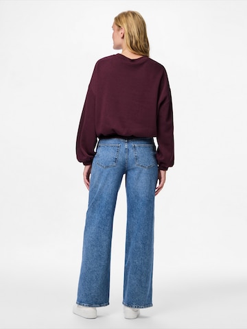 Sweat-shirt 'PCROBBLE' PIECES en rouge