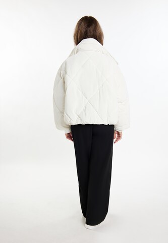 RISA Between-Season Jacket in White