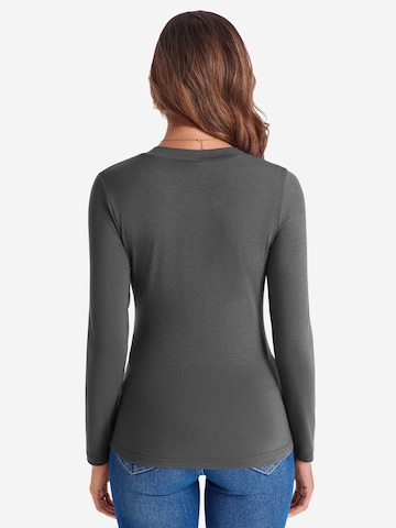 Tricou de la Imily Bela pe gri: spate