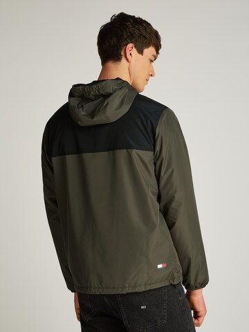 Tommy Jeans Демисезонная куртка 'CHICAGO' в Зеленый
