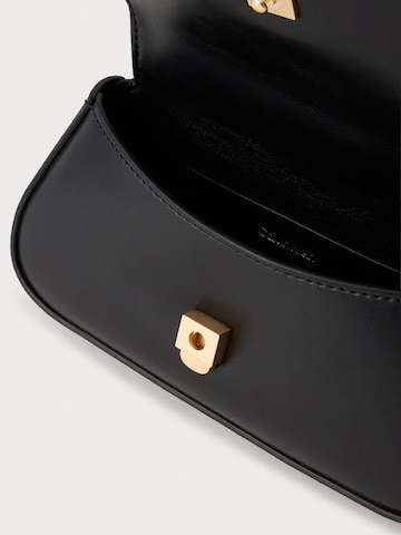 Geantă de umăr de la Calvin Klein pe negru