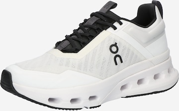 On Buty do biegania 'Cloudnova X' w kolorze biały: przód