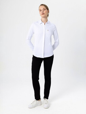 balta By Diess Collection Priglundantis modelis Marškiniai