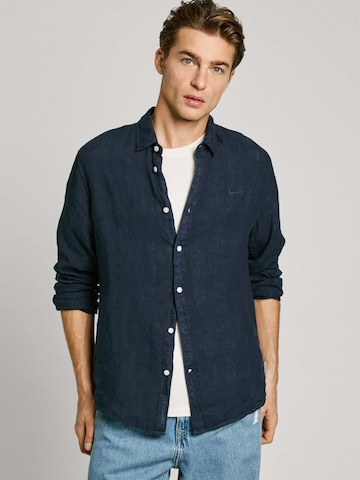 Pepe Jeans - Ajuste regular Camisa 'Arnau' en azul: frente