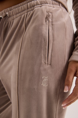 Juicy Couture Petite Обычный Штаны 'TINA' в Серый