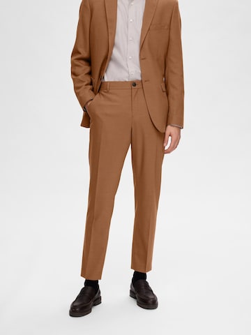 Coupe slim Pantalon à plis 'Neil' SELECTED HOMME en marron : devant