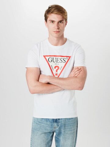 Tricou de la GUESS pe alb: față