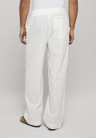Urban Classics Loosefit Kalhoty – bílá