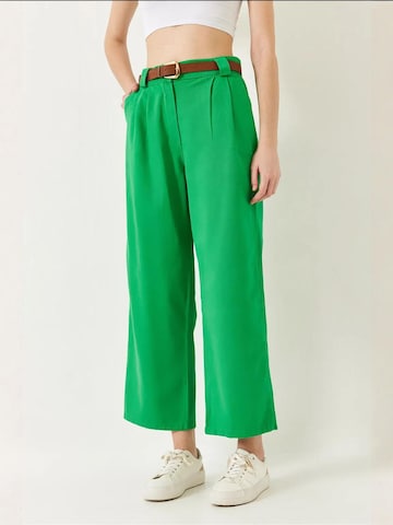 Pantaloni con pieghe di Bianco Lucci in verde: frontale