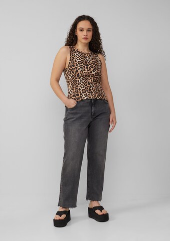 QS Regular Jeans in Grey: front