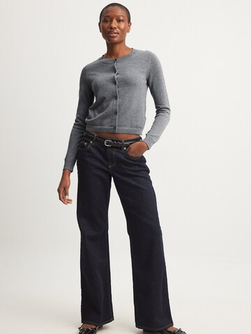 NA-KD Strickjacke in Grau