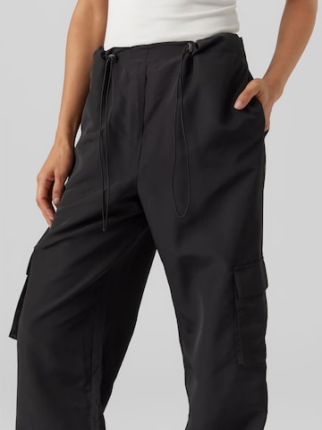 VERO MODA - Loosefit Pantalón cargo 'Tessie' en negro