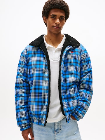 Tommy Jeans Демисезонная куртка в Синий: спереди