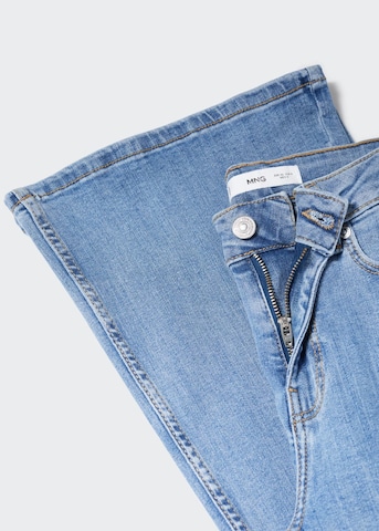 MANGO Flared Jeans i blå