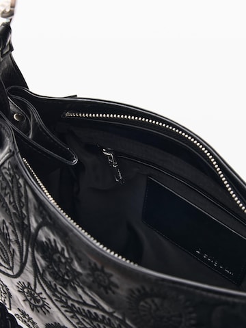 Desigual Schultertasche in Schwarz